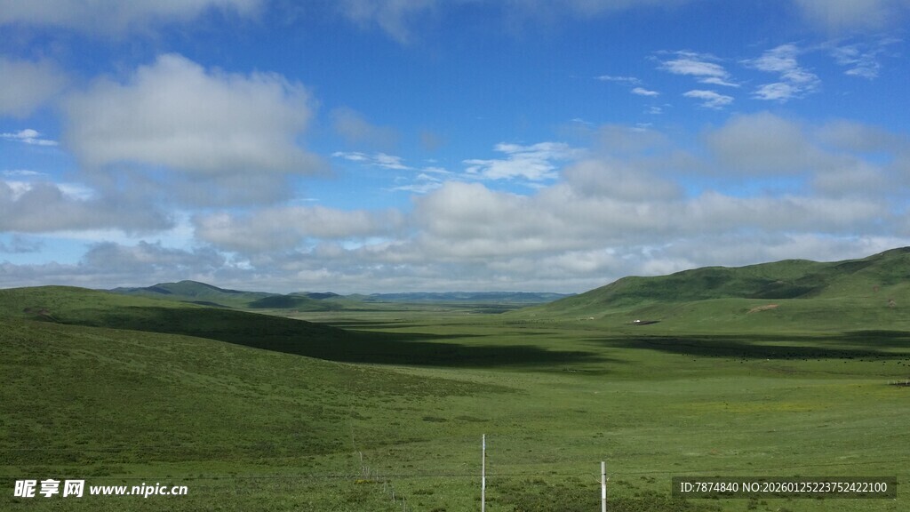 广袤草原与蓝天美景
