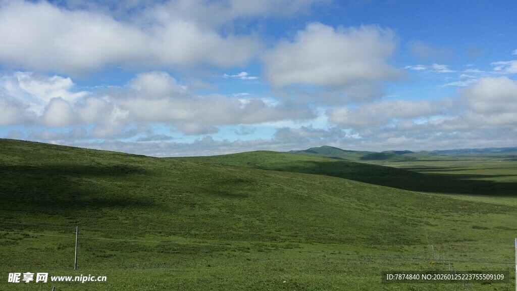 广袤草原与蓝天白云