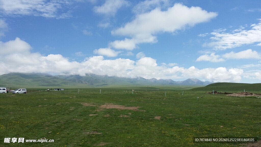 广袤草原与蓝天白云美景