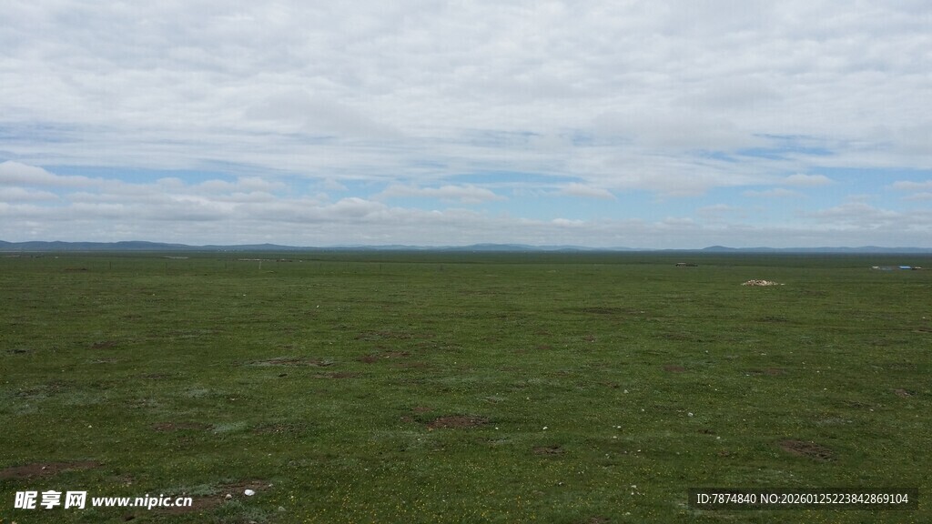 广袤草原上的开阔天际线