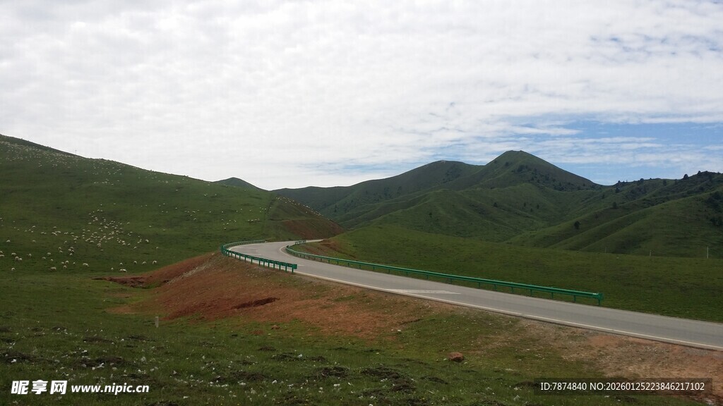 蜿蜒公路穿行于绿野山丘