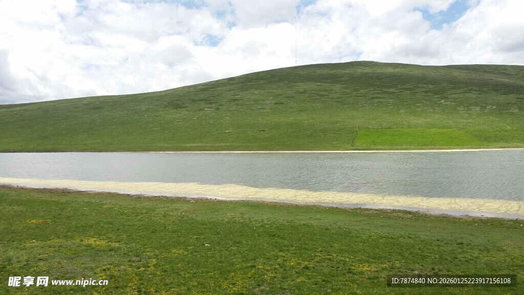 草原湖泊风光