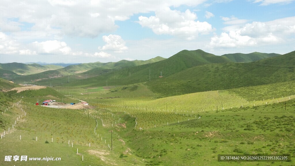 广袤绿野间的壮丽山川景色