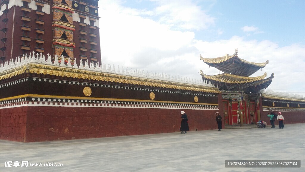 中式古建筑前的开阔广场