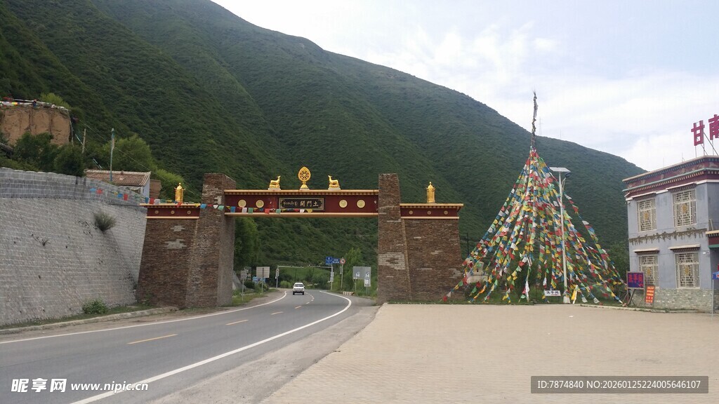景区大门前的游乐设施