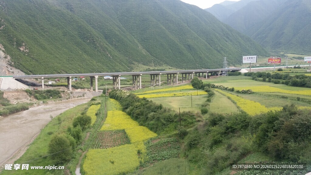 山间田园上的高架桥