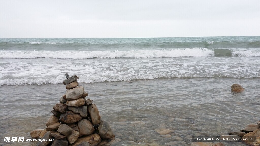 海边石堆与翻涌海浪