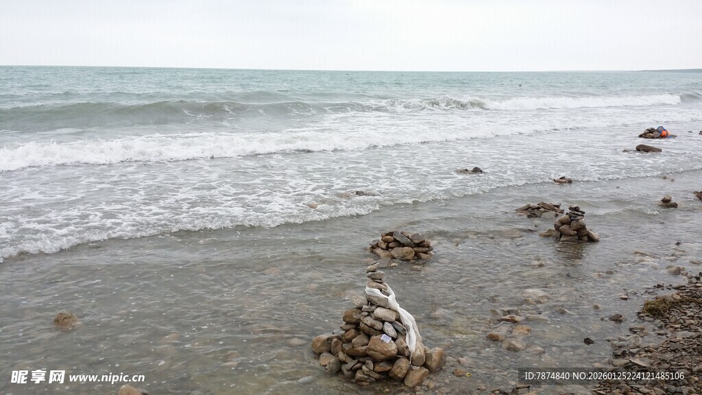 海边沙滩上的礁石景观