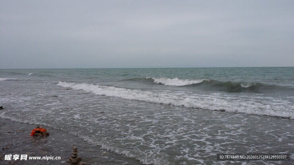 海边浪花翻涌的宁静画面