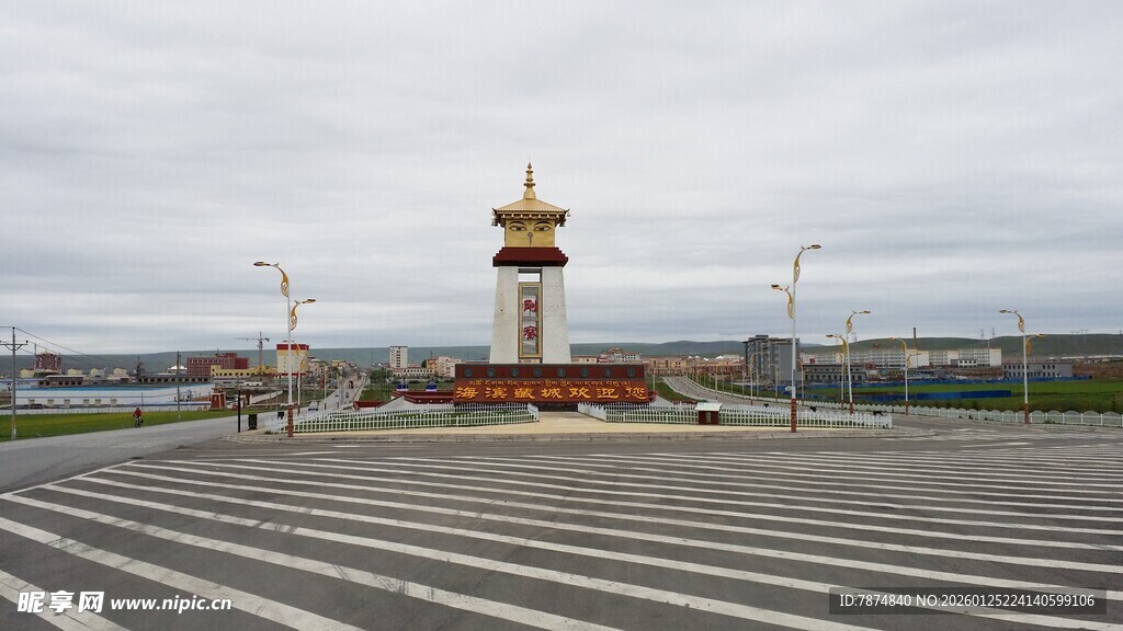 广场上的宏伟纪念碑