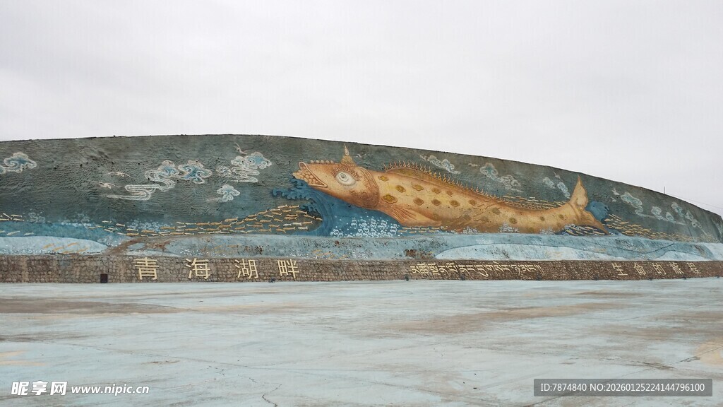荒凉山地旁的开阔水域