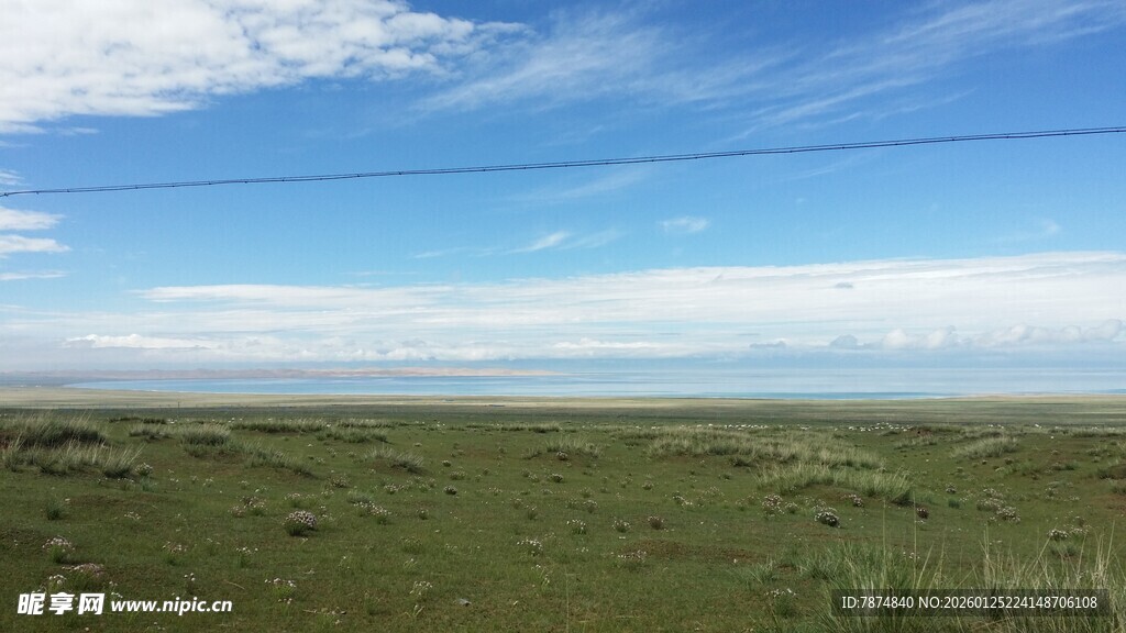 广袤草原上的蓝天白云