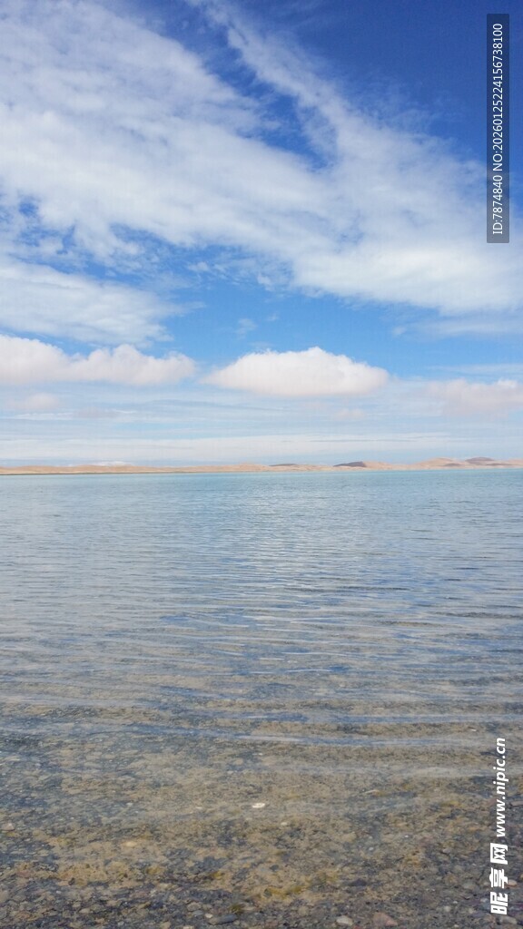 广阔水域与蓝天白云美景