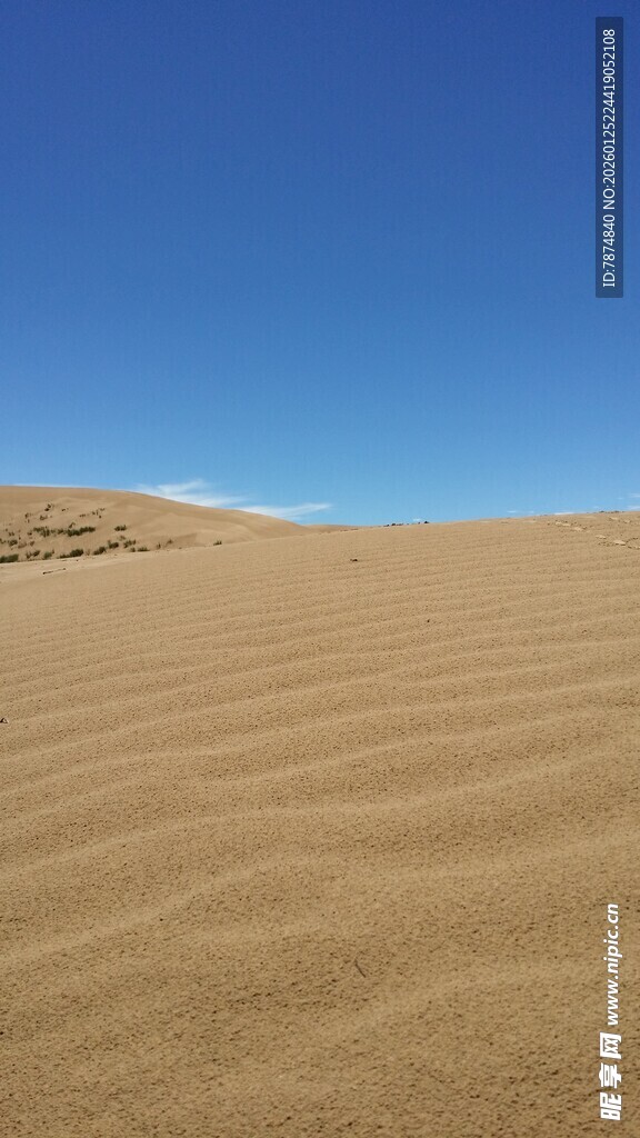 广袤沙漠 蓝天之下沙海