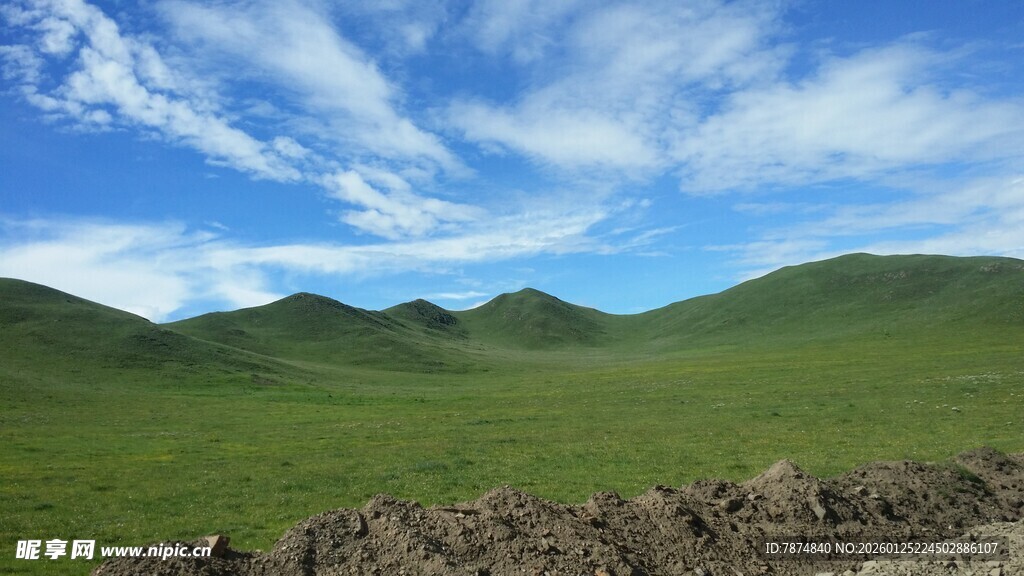 草原蓝天远山美景