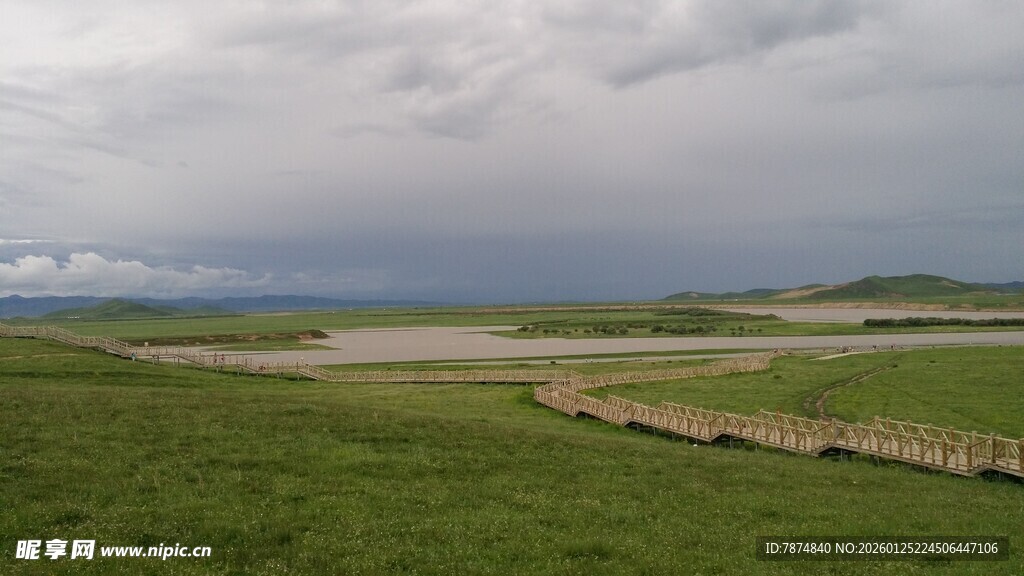 草原上的阴沉天空与旷野