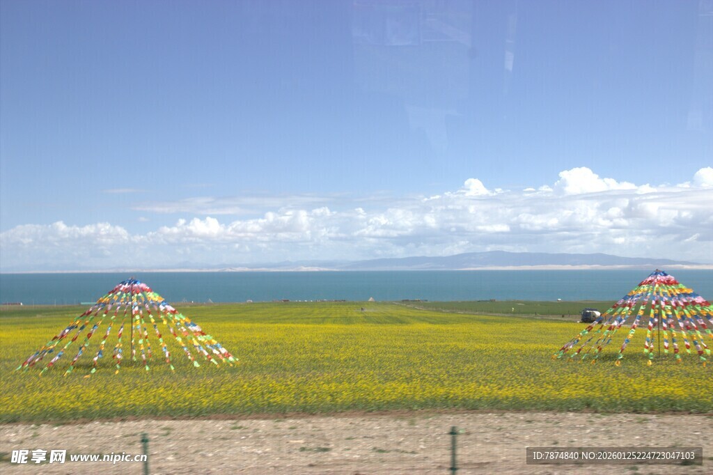 草原湖畔的多彩经幡景观