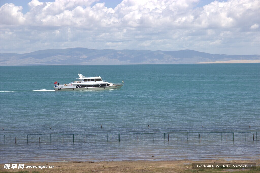 海上游船航行于蓝天碧海间
