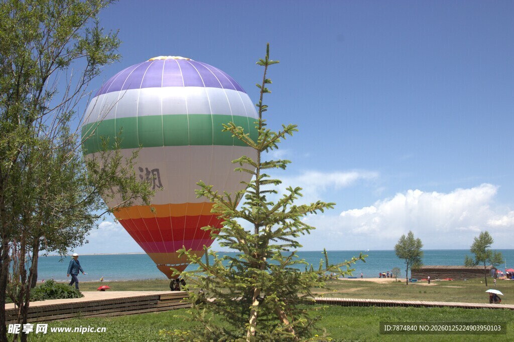 海边多彩热气球风景