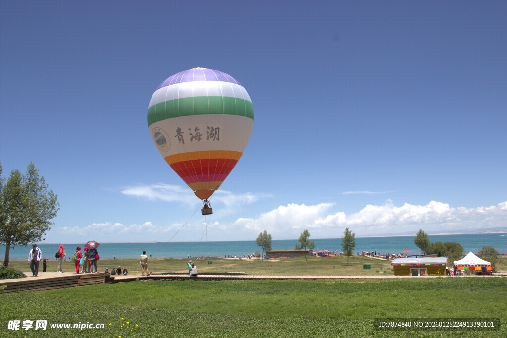 蓝天草地间的彩色热气球