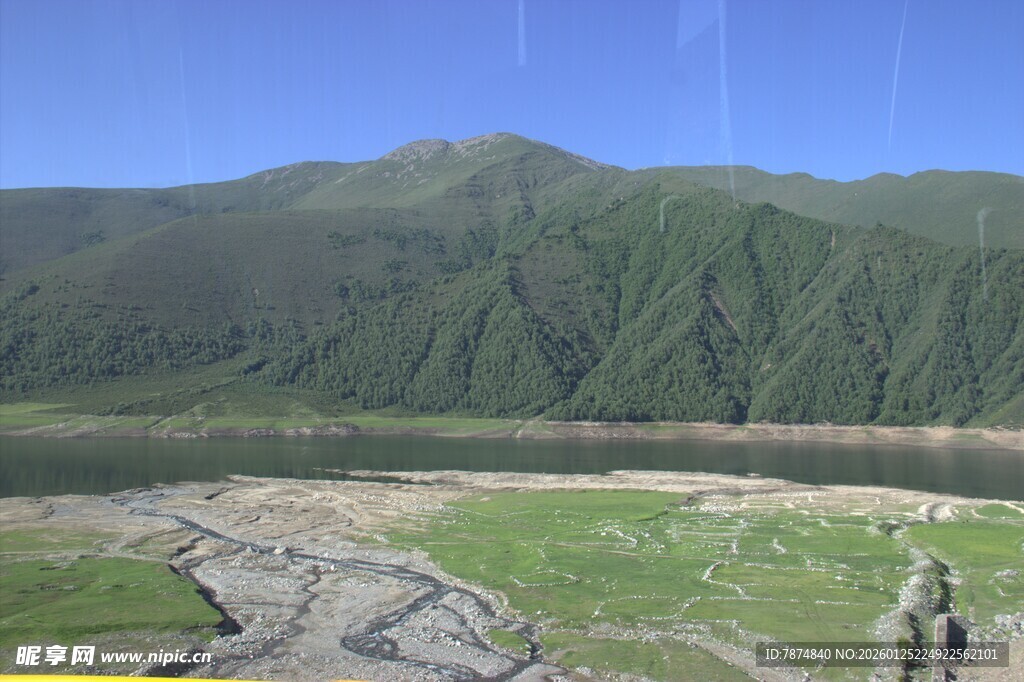 山间开阔草地与远处青山