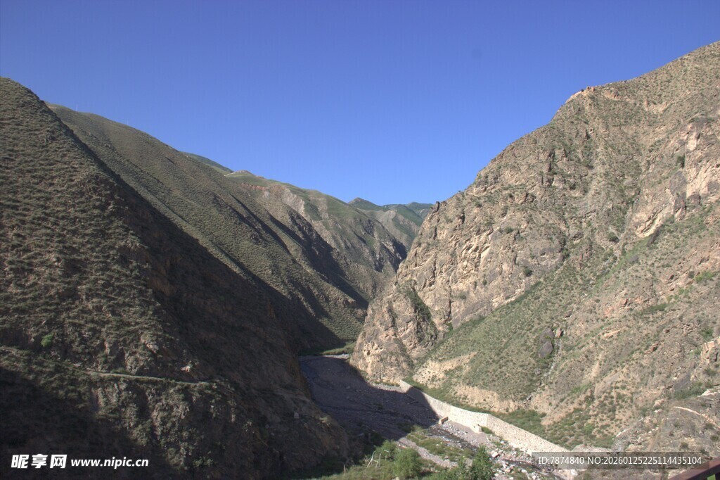 山间蜿蜒公路景色