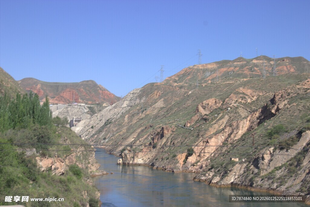 壮丽山河间的静谧河流