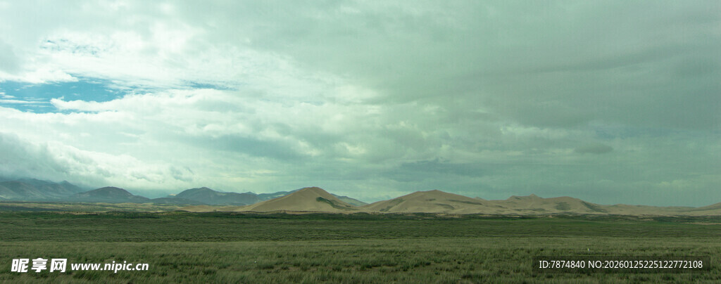广袤荒原上的多云天空