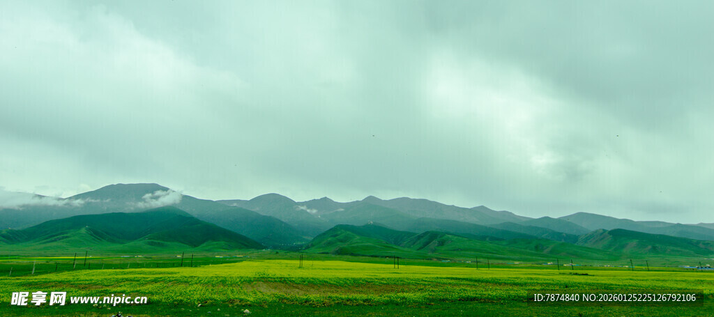 草原上的云雾缭绕美景