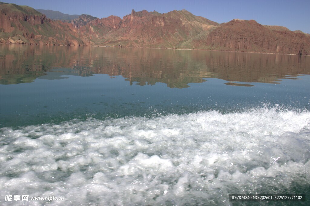 乘船赏山水美景