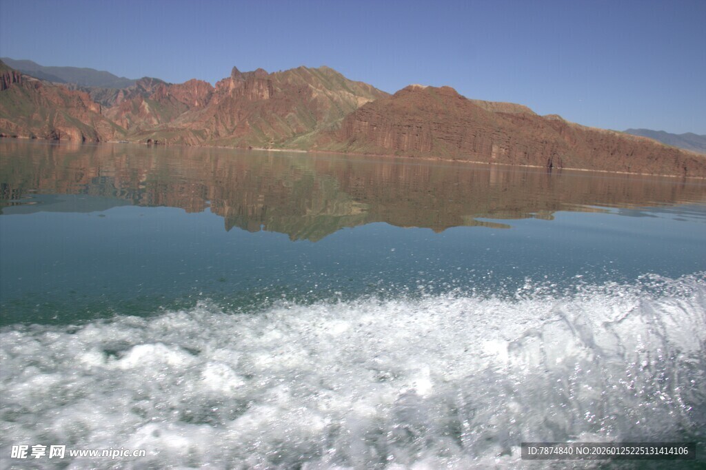 泛舟赏湖光山色美景