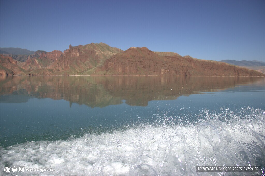 平静湖水映远山风光