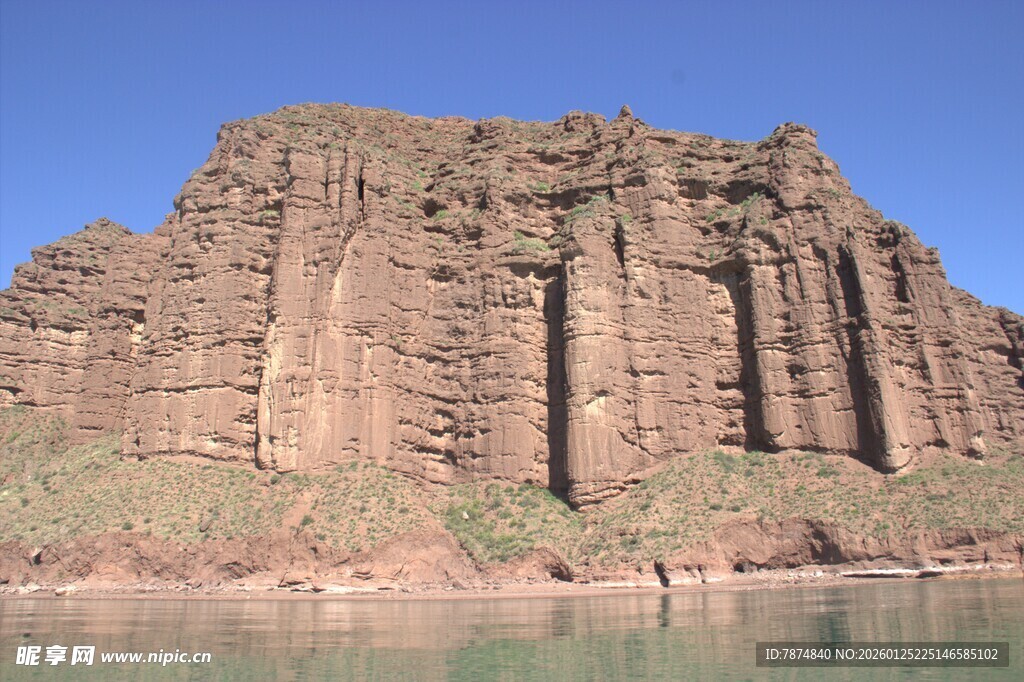 壮丽红岩映碧水