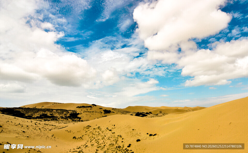 广袤沙漠与蓝天白云美景