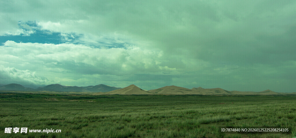 草原上的阴天景象