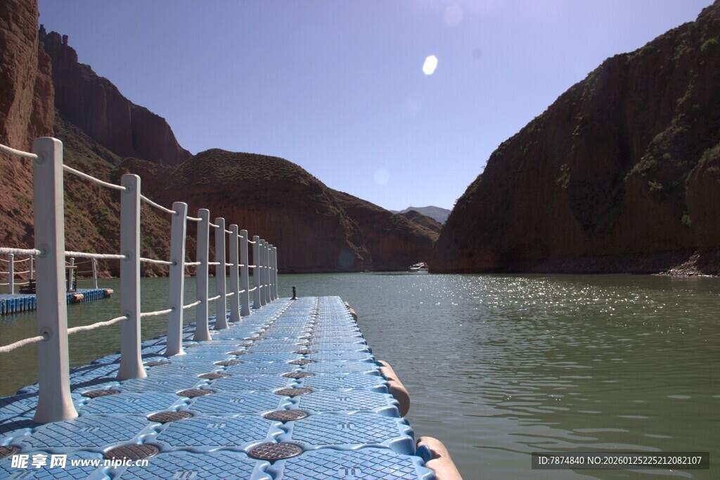 峡谷栈道边的碧水蓝天