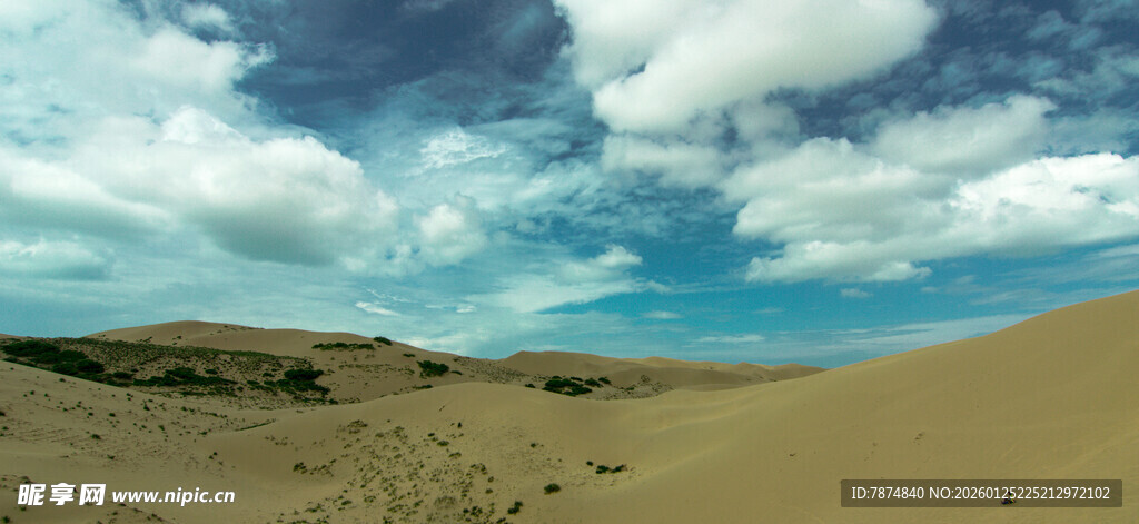 广袤沙漠与蓝天白云景观