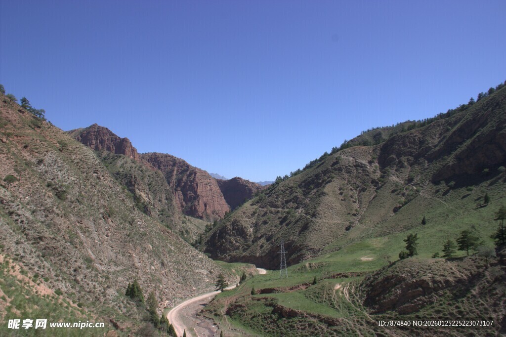 山间蜿蜒公路 壮美风光