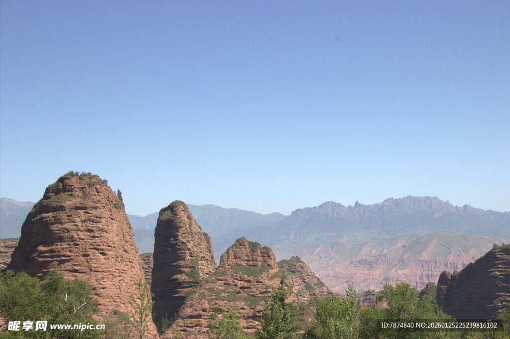 奇特岩石景观 远山相伴