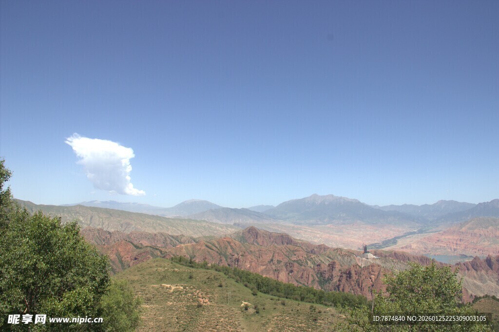 山间蓝天绿树壮丽风景