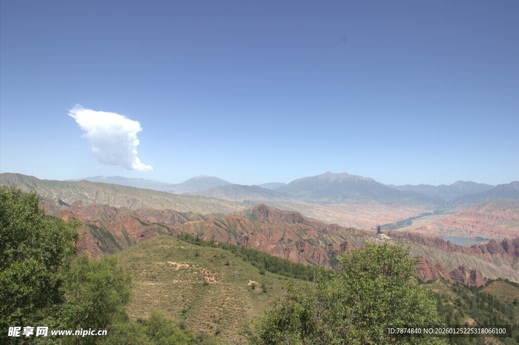 壮丽山景与蓝天