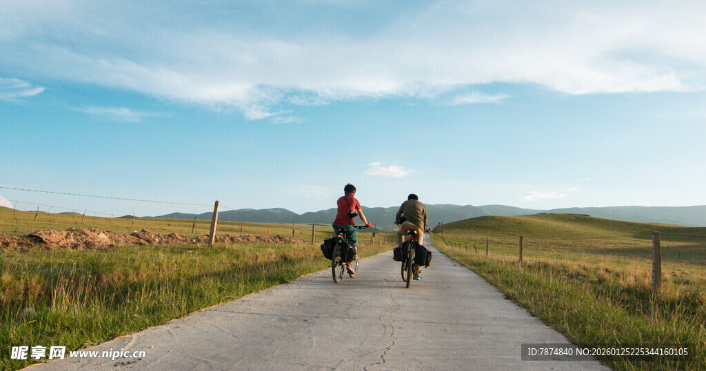 两人骑行于田园风光间
