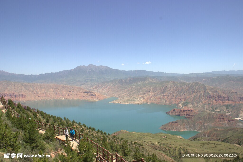 高山环绕的静谧蓝色湖泊