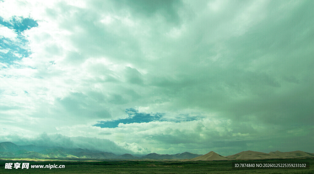 草原上空的灰绿色积雨云