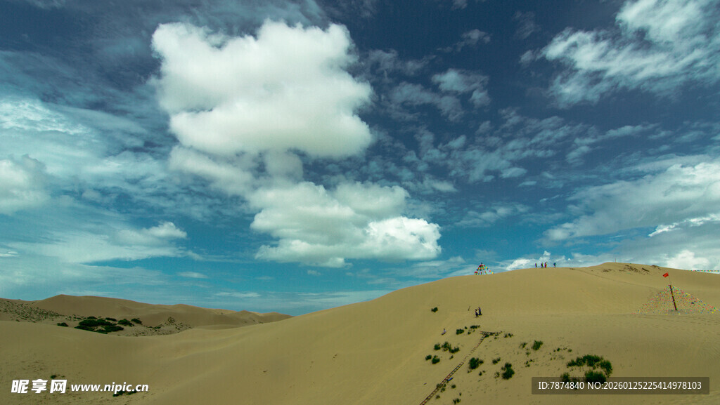 广袤沙漠与蓝天白云景观