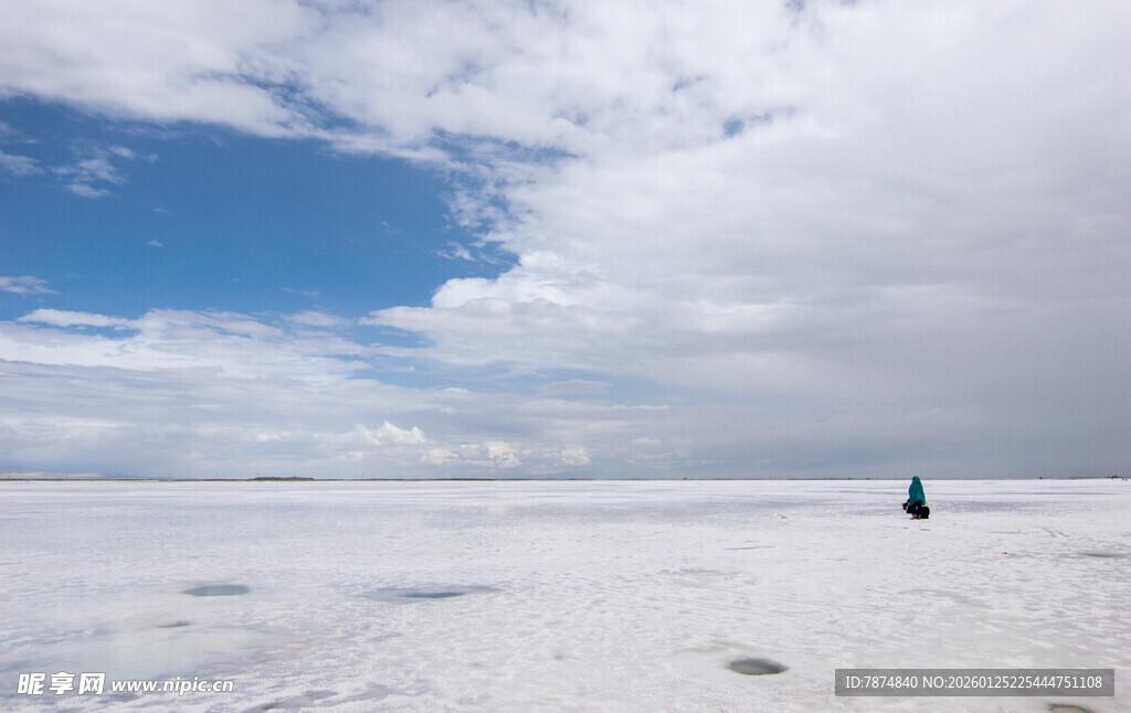 广阔盐湖上的孤独身影