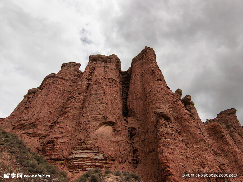 红色奇峰 云雾缭绕之景