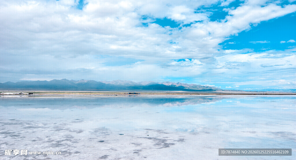 梦幻蓝天下的广阔盐湖