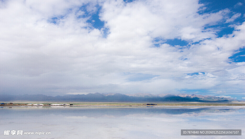 梦幻天空下的广阔盐湖