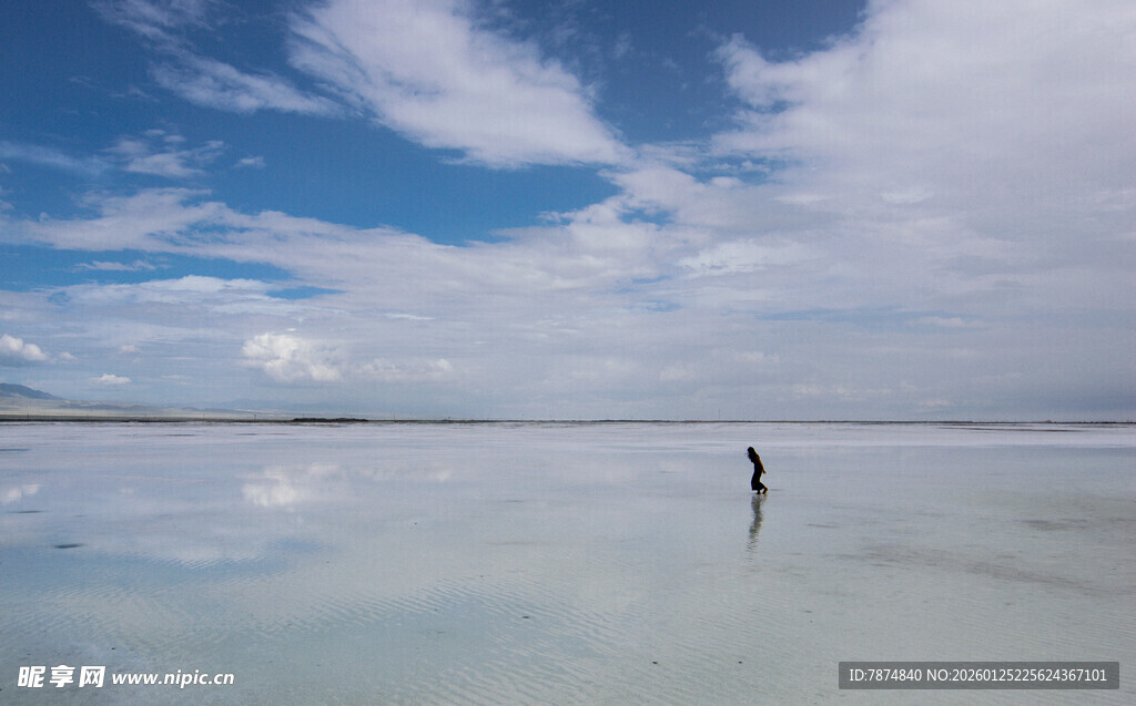 一人漫步于广阔盐湖之上